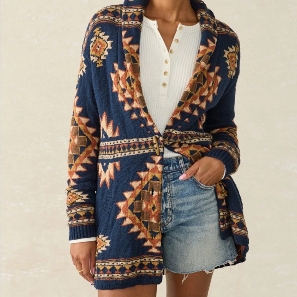 Faherty women’s cardigan.  Open front with 3 horn toggle button closure